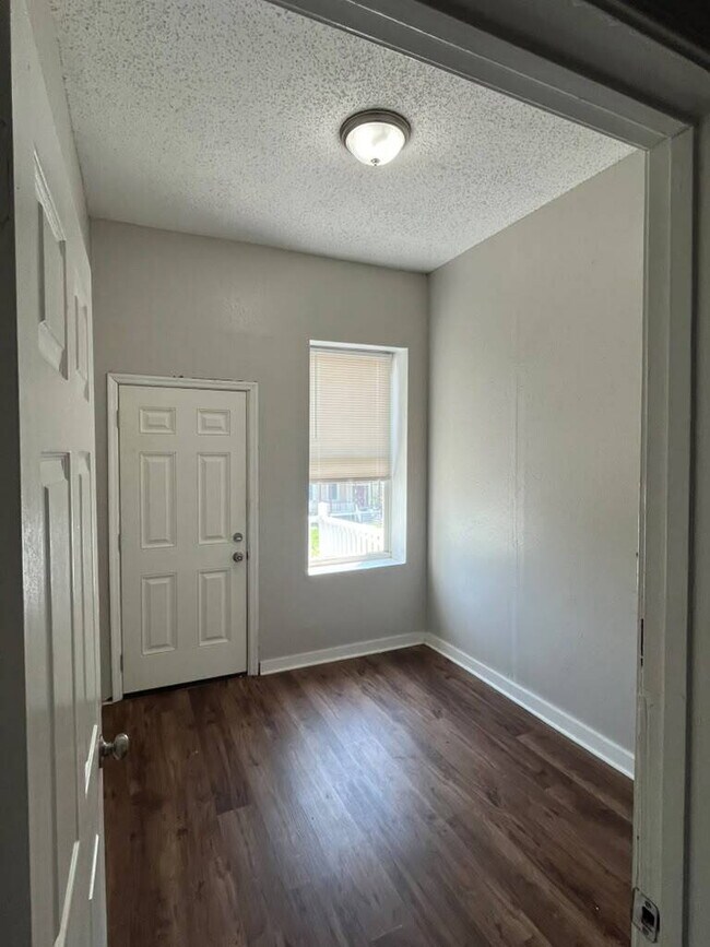 Building Photo - Charming 3-Bed Duplex with Granite Elegance and Hardwood Warmth in South  City