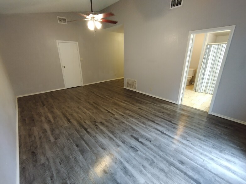 master bedroom s - 410 W Aviation Blvd