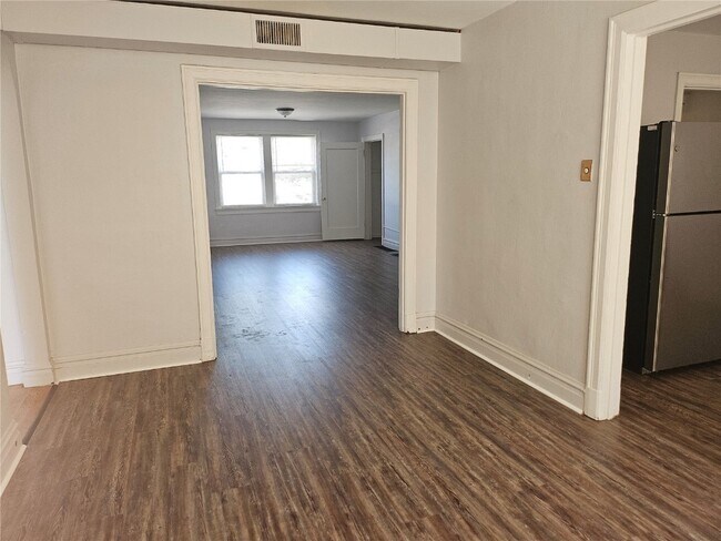 Building Photo - 5856 Hampton Ave