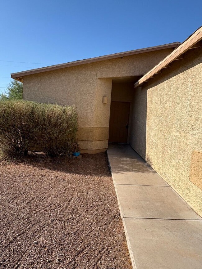 Building Photo - Beautifully Renovated 3 Bedroom Home -A/C-...