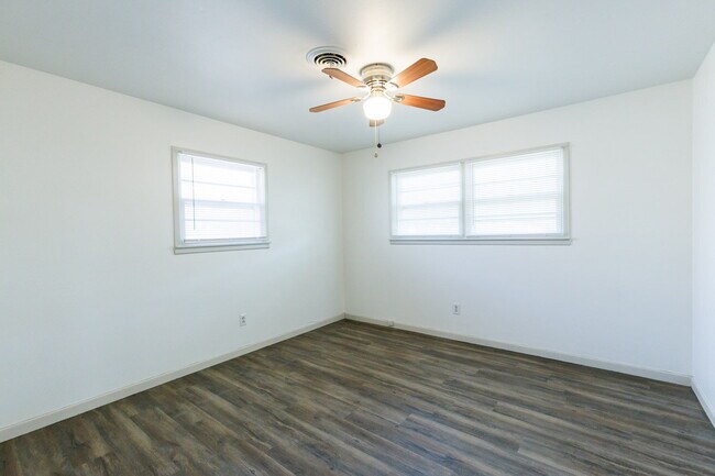 Building Photo - Newly remodeled 3/2/2 in north Lubbock!  M...