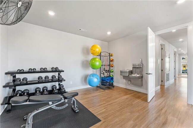 Building Photo - 923 NE Hts Ln