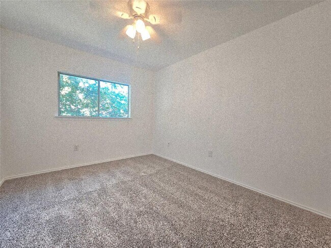 Building Photo - 1002 Keeshond Pl