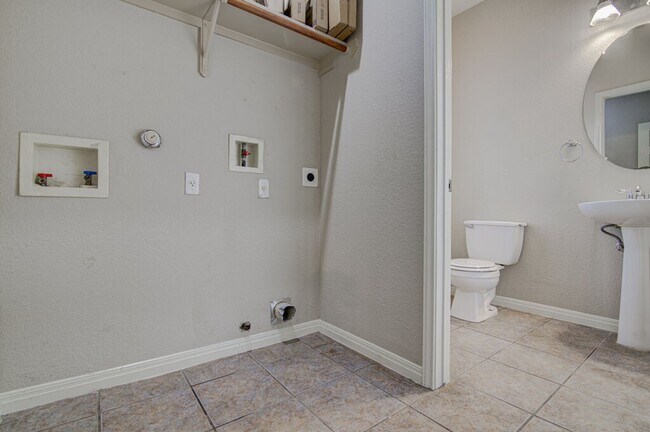 Building Photo - 1702 Singleton Ave