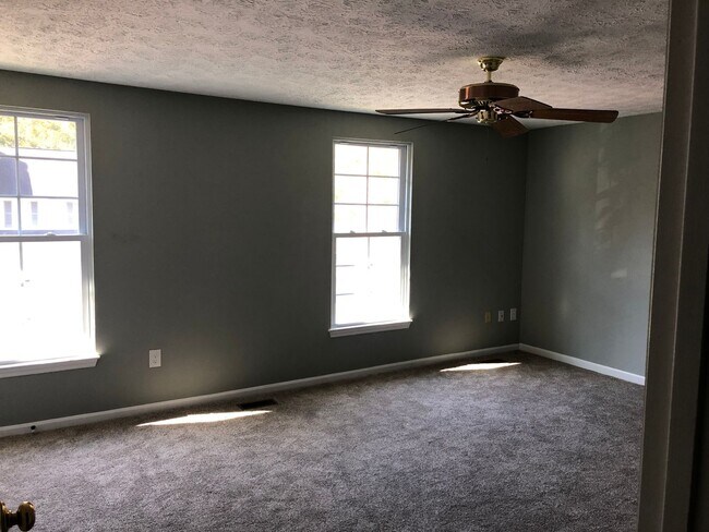 Building Photo - Townhouse-Village of Thomas Run-4 Bathrooms!!