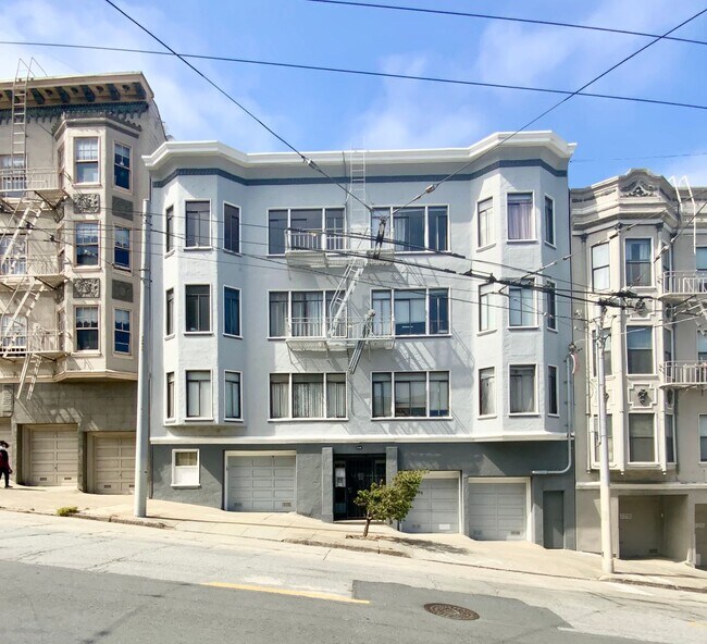 Building Photo - 1BR/1BA. Bay Windows, Laundry On-Site. GAR...
