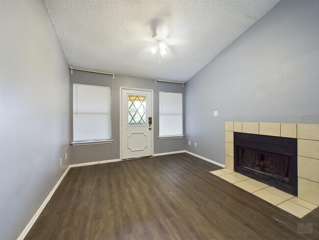 Building Photo - 806 W 24th St