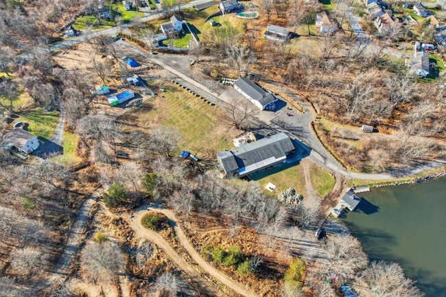 Building Photo - 443 Clove Rd