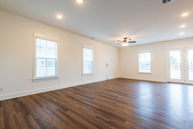 Building Photo - Gorgeous 4+ Bedroom Home in 12 Oaks