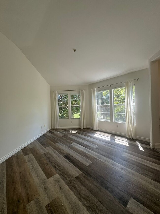 Building Photo - Modern Tri-Level Townhome in Tustin Ranch