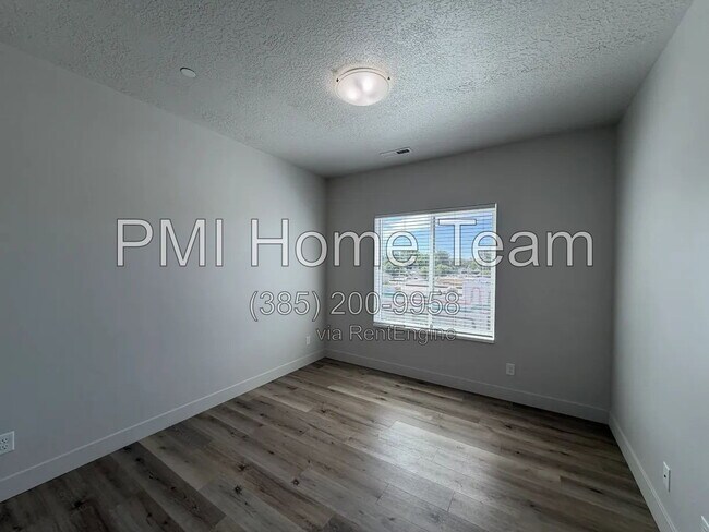 Building Photo - 2874 Kiesel Ave