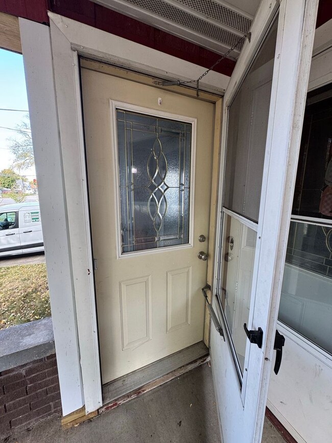 Building Photo - 2 Bedroom 1 Bathroom Duplex in Beloit, WI