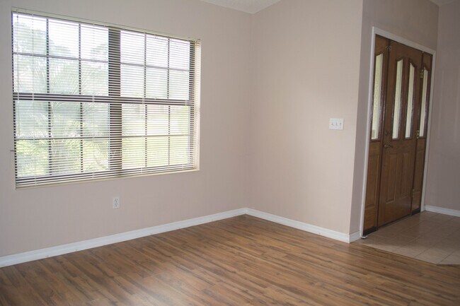 Building Photo - Updated 3/2. Great Location