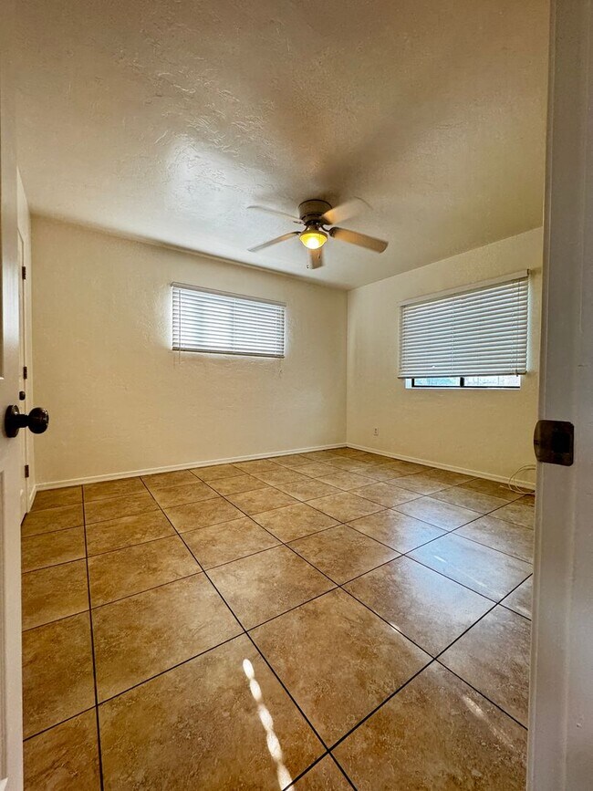 Building Photo - Eastside (Broadway and Wilmot) 3 bedroom, ...