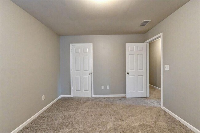 Building Photo - 3070 Centerglen Ln