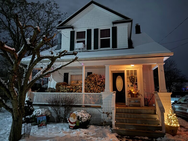 Building Photo - 217 Grant St