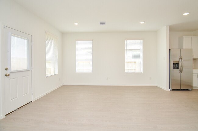 Building Photo - 26506 Coast Redwood Dr