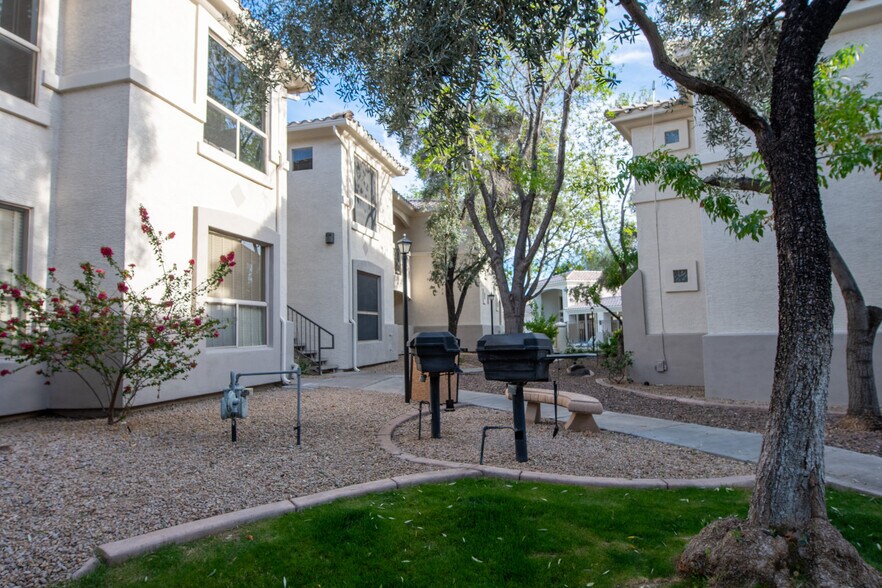 Building Photo - 9550 E Thunderbird Rd