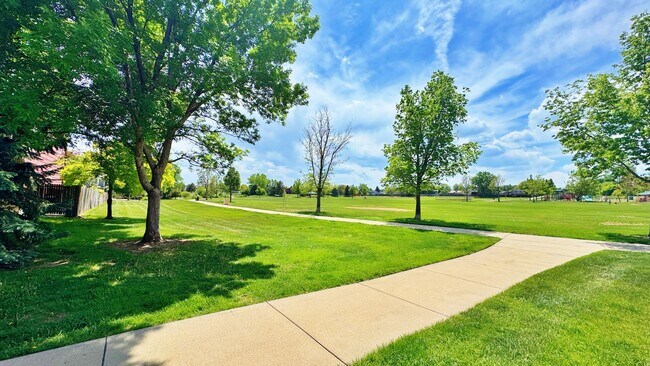 Building Photo - Welcome To This Fantastic 3 Bed 4 Bath Hom...