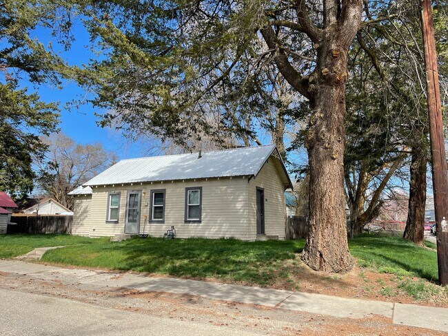 Building Photo - Cottage Style 1 Bed Home with a Large Yard & Storage Shed for Rent