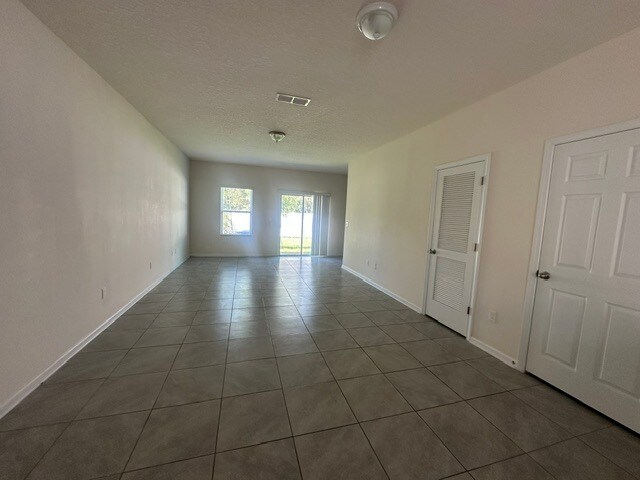 Building Photo - Modern 3 Bedroom Townhome Near River City Marketplace