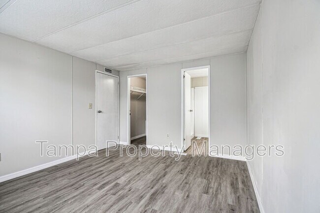 Building Photo - 201 Country Ln