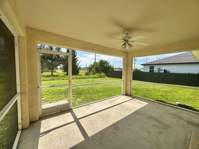 Building Photo - Great Location! 3 Bed, 2 Bath with Screened Lanai & More