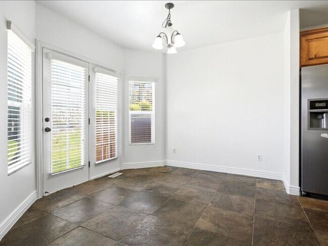 Building Photo - DRAPER  BEAUTIFUL 3 BED 2.5 BATH TOWNHOME