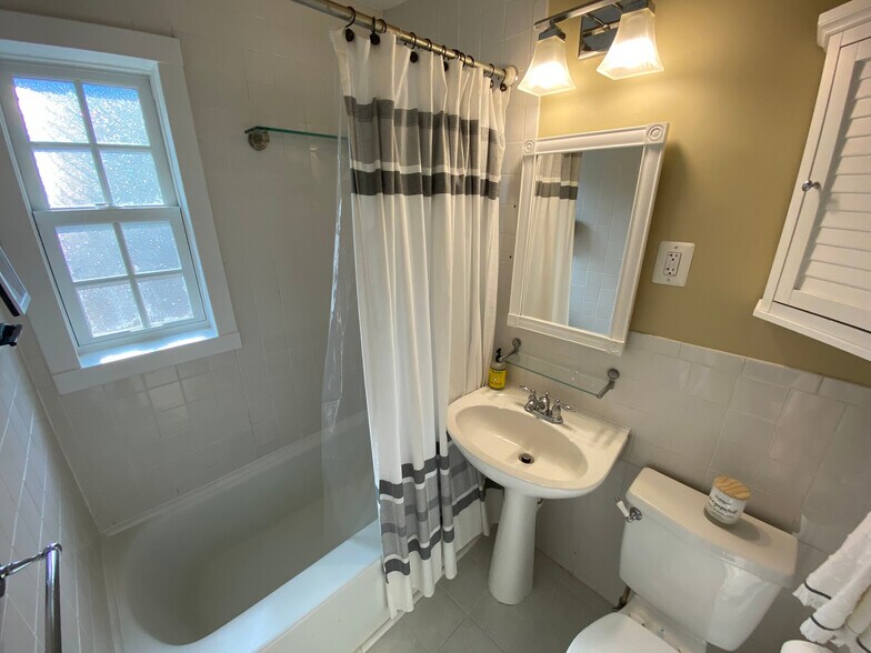 Building Photo - 1628 W Abingdon Dr