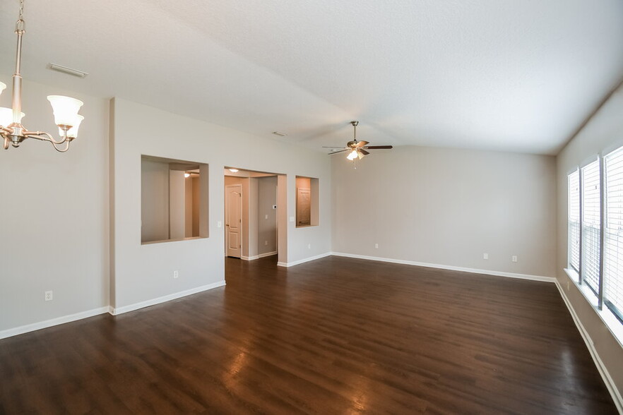 Building Photo - 2267 Brian Lakes Dr E
