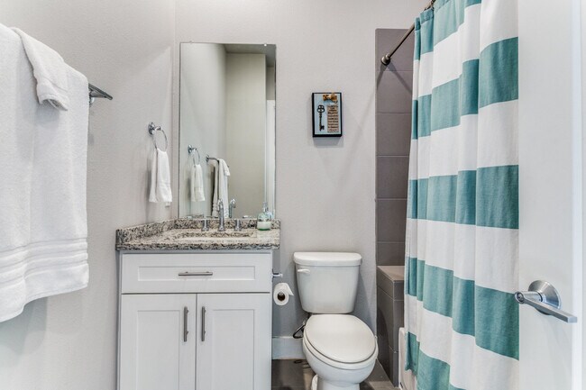 Guest Bath - 5914 Lindell Ave