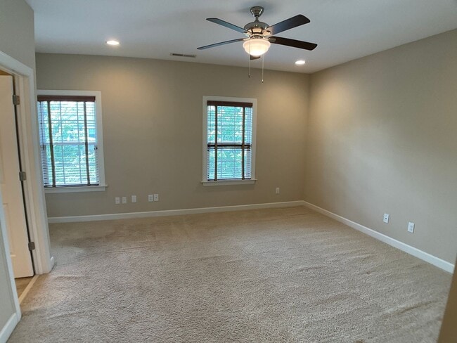 Building Photo - Absolutely Gorgeous and Spacious in Renais...