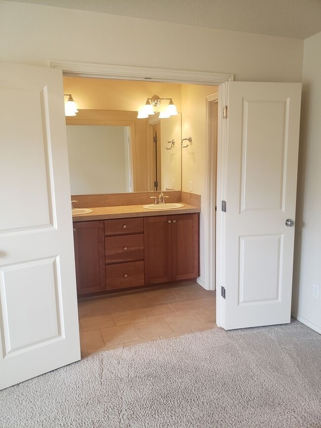 Building Photo - Wonderful Townhouse in Bethany/ NW Portland