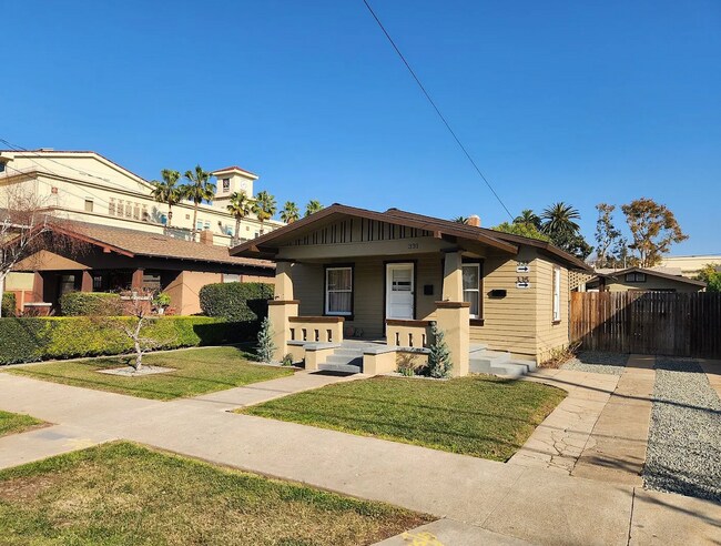 Primary Photo - 3 Bedroom, 1 Bathroom Home – Ideal for Stu...