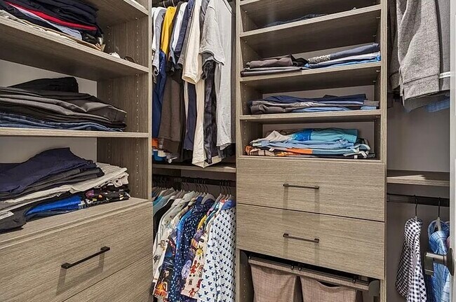 Building Photo - 2340 Woodside Way