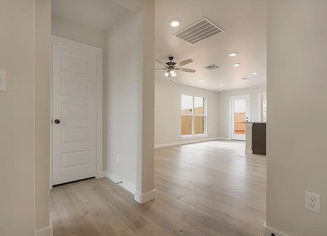 Building Photo - 3 bed 2 bath now available in Frenship west