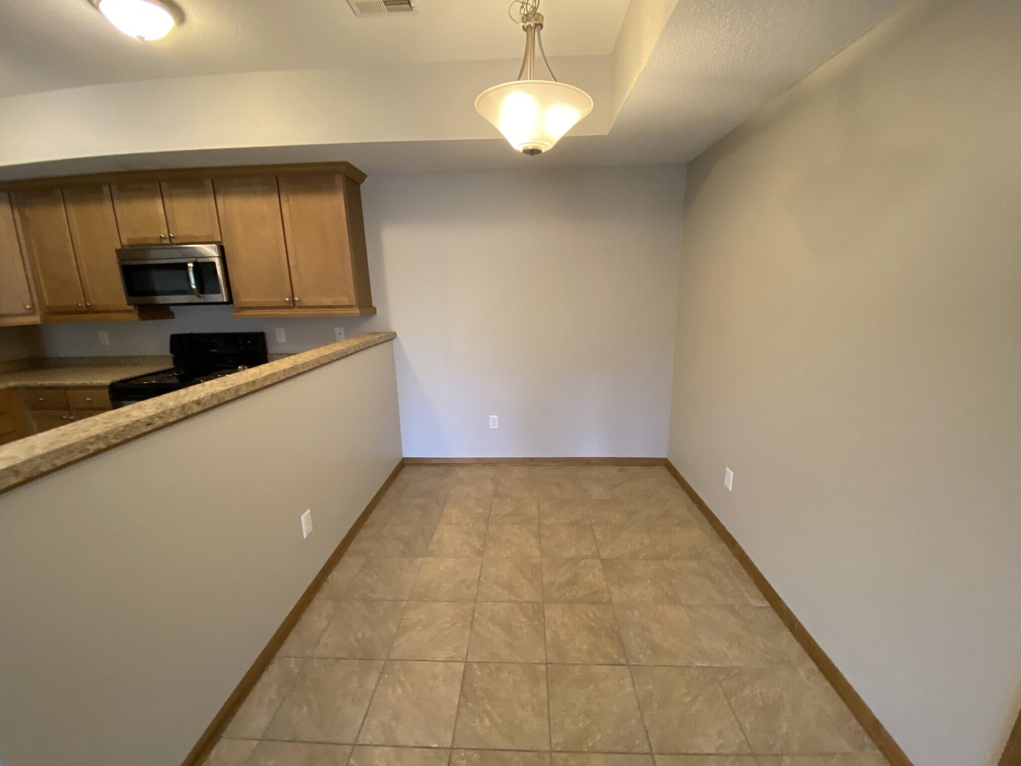 Building Photo - 2000 Meadow Ct