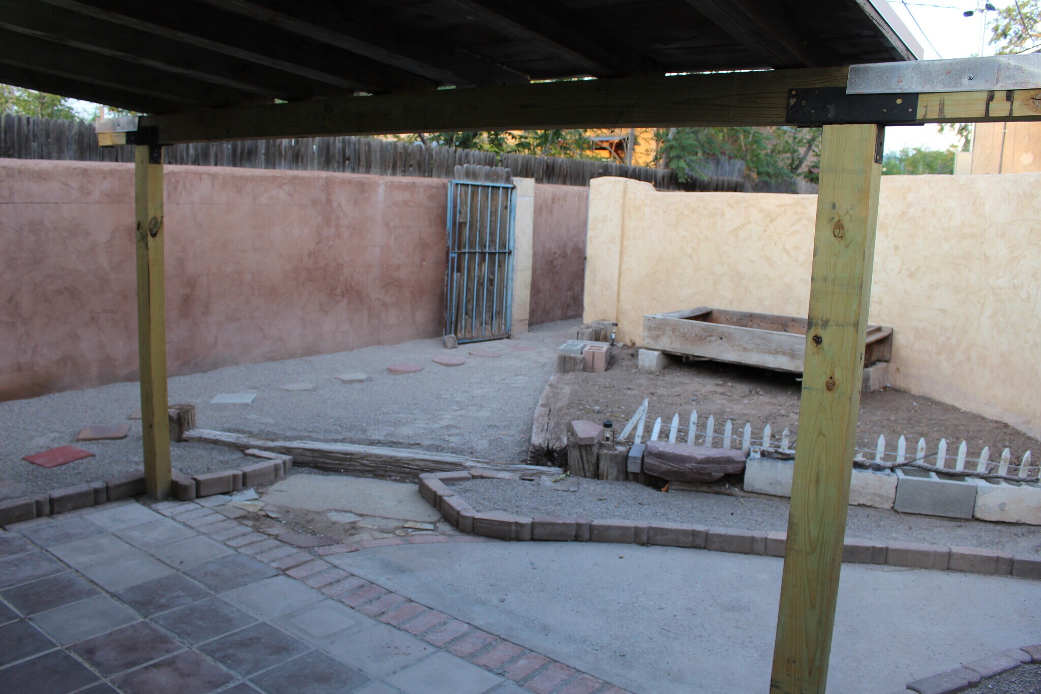 Private Courtyard - 307 Stanford Dr SE