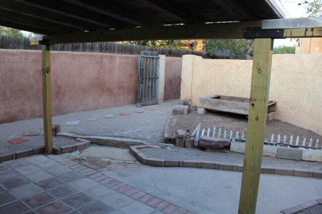 Private Courtyard - 307 Stanford Dr SE