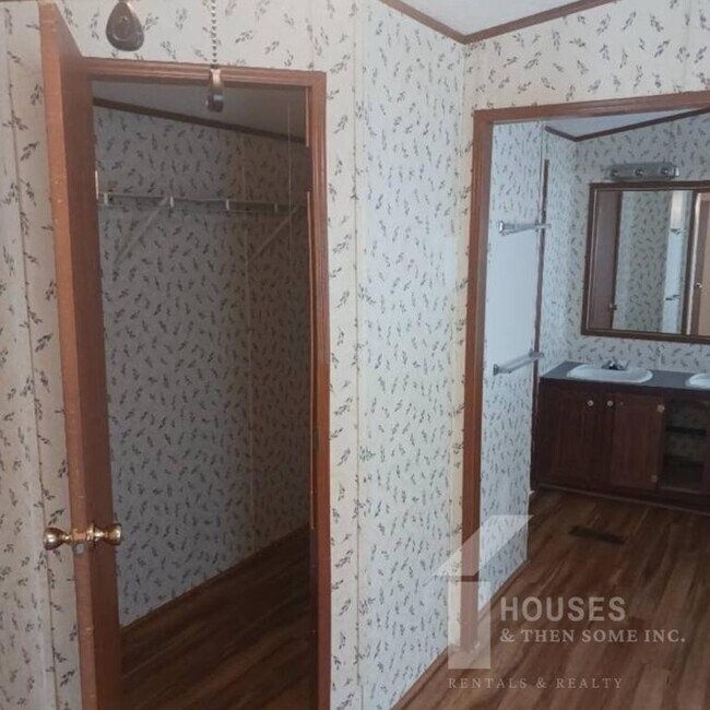 Building Photo - 108 Smiley Dr