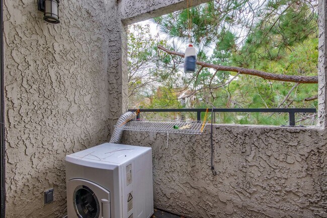 Building Photo - 1 Bed 1 Bath With Lots of Amenities!