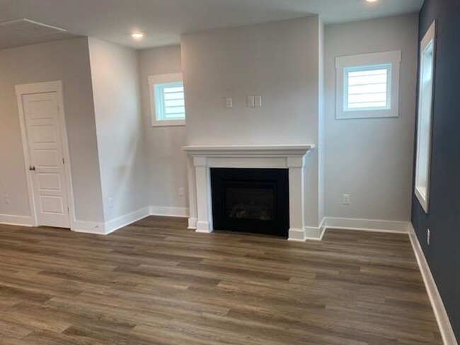 Building Photo - 686 Vine Pkwy