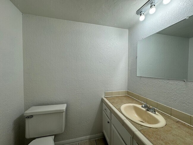 Building Photo - 1825 Sq Ft- 3 Bed/2Bath Duplex- All Appliances Included