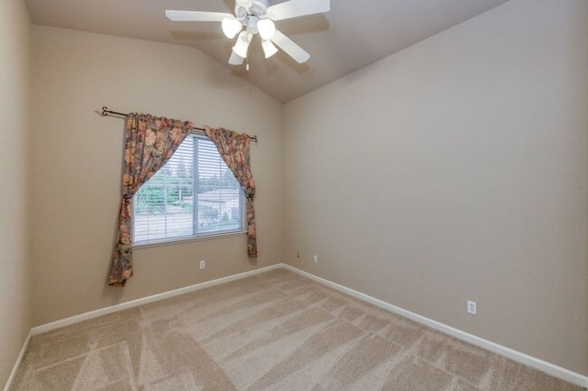Building Photo - Impressive 4 Bedroom 2.5 Bath home with Po...