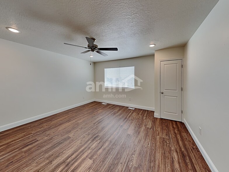 Building Photo - 322 N Gibbons Ln