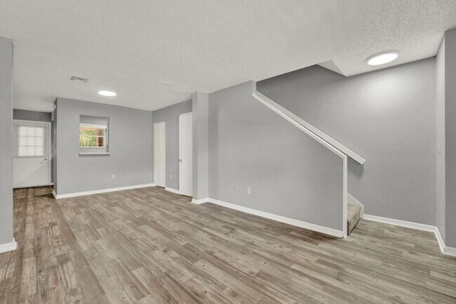 Building Photo - ***1ST MONTH RENT FREE! SPACIOUS 2 Bedroom Apartment in Orange City