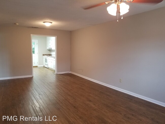 Building Photo - 2 br, 1 bath Apartment - 001 Southern Cove