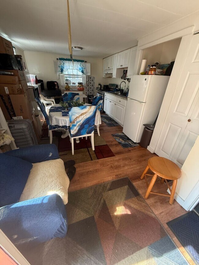 Building Photo - First Floor apartment in two family home. Hyannis