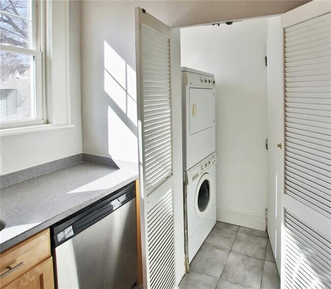 Building Photo - 425 10th St NE