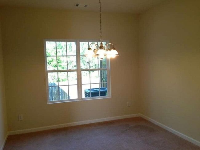 Building Photo - 331 Village Dr